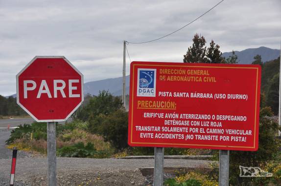 Estrada atravessa pista de aeroporto na região de Chaitén, no sul do Chile